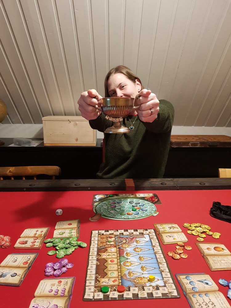 A picture of my better half holding up the little sugarbowl after she won in the Quacks of Quedlingburg.